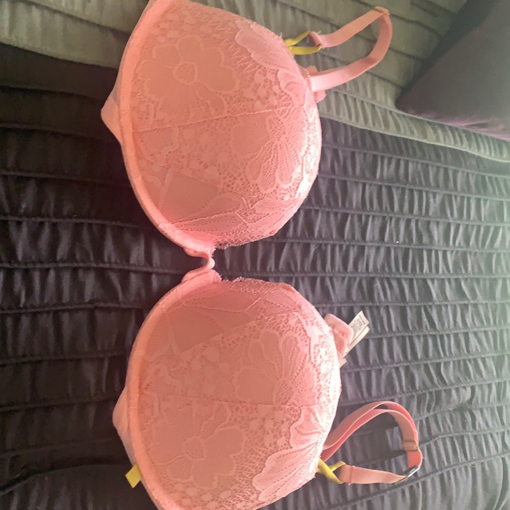 Victoria secrets bra 36D brand new pink